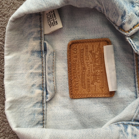 Women's Ex Boyfriend Levi's Jean Jacket Size Medium Light Wash Distressed - Picture 8 of 8